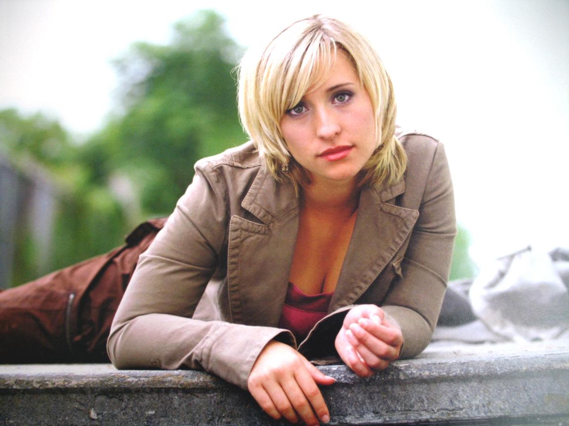 Chloe Sullivan Poses Wallpaper 1152x864