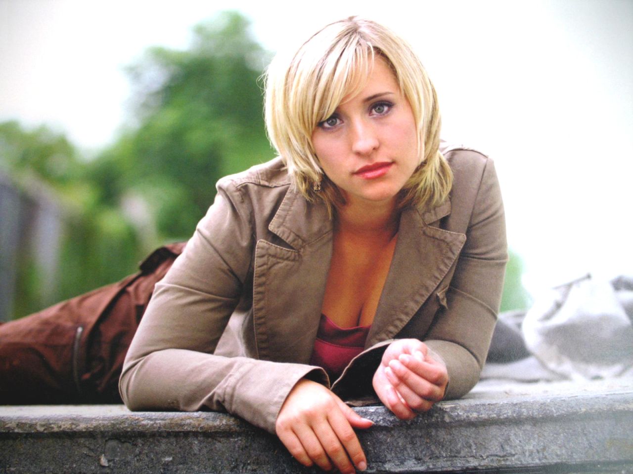 Chloe Sullivan Poses Wallpaper 1280x960