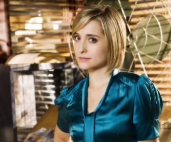 Chloe Sullivan Side Portrait Wallpaper