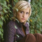 Chloe Sullivan Sitting Side Portrait Wallpaper