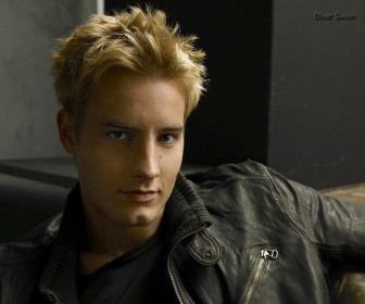 Justin Hartley As Oliver Queen Wallpaper