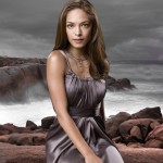 Kristin Kreuk As Lana Lang Sea Background Wallpaper