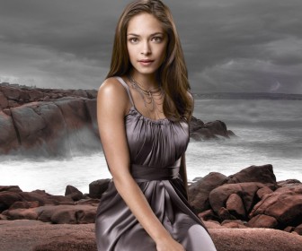 Kristin Kreuk As Lana Lang Sea Background Wallpaper