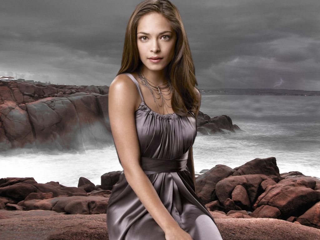 Kristin Kreuk As Lana Lang Sea Background Wallpaper 1024x768