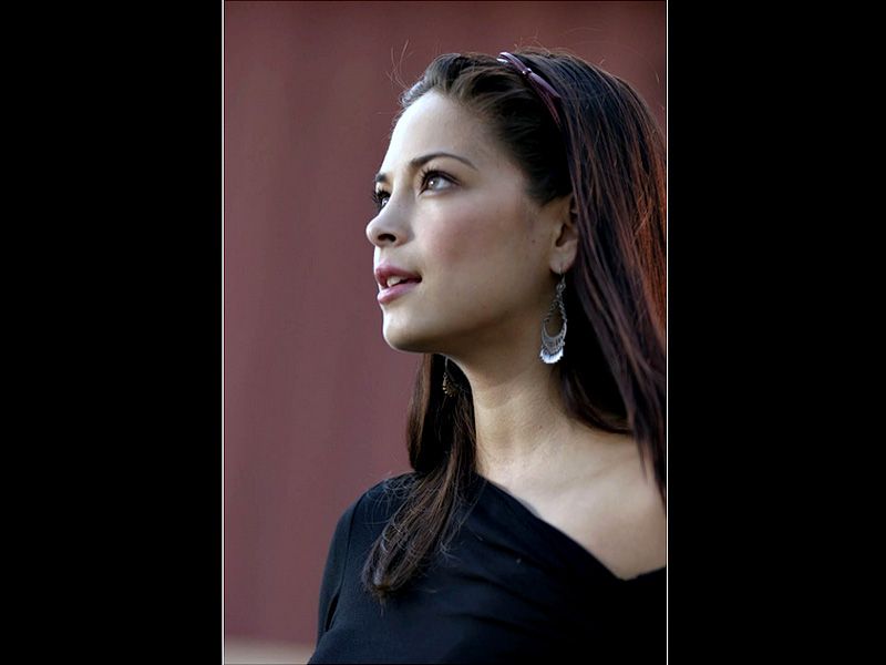 Kristin Kreuk Lana Lang Side Portrait Wallpaper 800x600