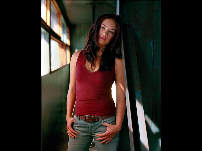 Lana Lang Red Top Portrait Wallpaper 800x600